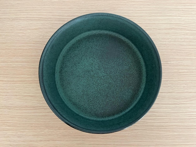 Vue de dessus du plat rond en céramique de porcelaine isolé sur fond de table