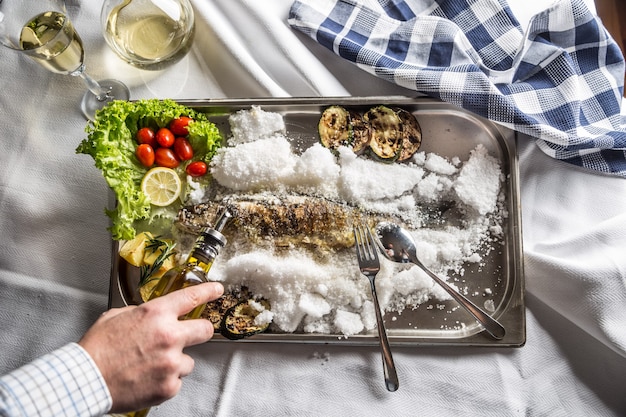 Vue de dessus du poisson traditionnel italien ou méditerranéen rôti au sel de mer.