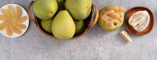 Vue de dessus du pomelo frais sur fond de table en ciment gris pour les fruits de la fête de la mi-automne.