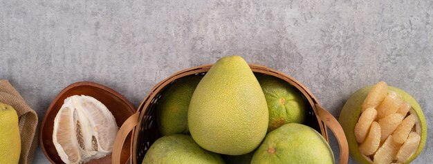 Vue de dessus du pomelo frais sur fond de table en ciment gris pour les fruits de la fête de la mi-automne.