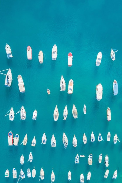 Vue de dessus du port de plaisance