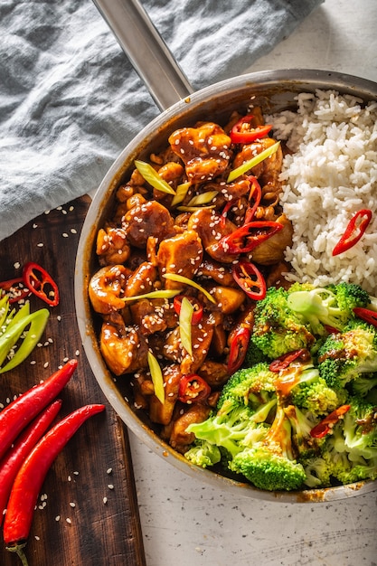 Vue de dessus du portrait de la viande teriyaki japonaise, avec du brocoli, du riz blanc et des piments frais.