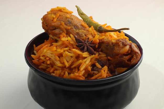 Vue de dessus du poulet biryani, cuisine indienne, Délicieux repas iftar du ramadan, Hyderabadi biryani