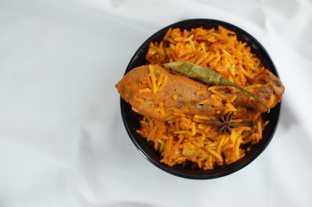 Vue de dessus du poulet biryani, cuisine indienne, Délicieux repas iftar du ramadan, Hyderabadi biryani