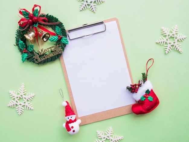 Photo vue de dessus du presse-papiers et des ornements de noël.