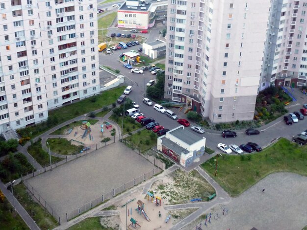 Vue de dessus du quartier résidentiel des gratte-ciel de la ville avec des appartements d'un drone