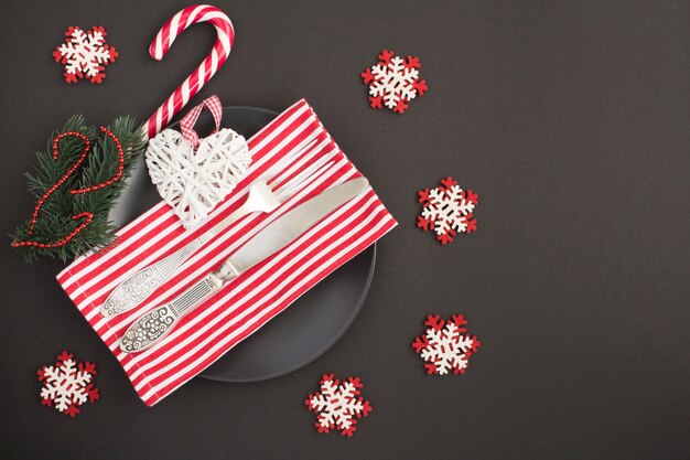 Vue de dessus du réglage de la table de Noël sur la plaque noire