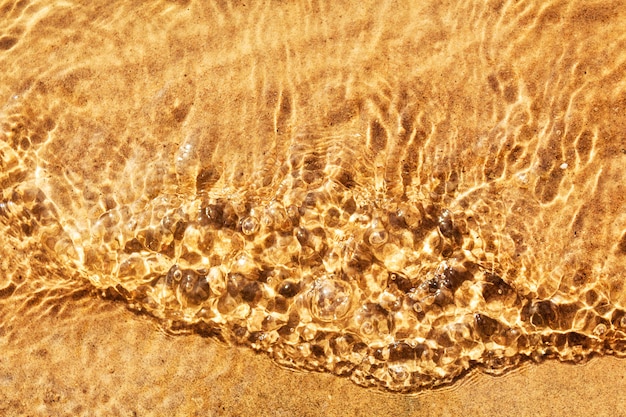 Vue de dessus du sable sous l'eau.