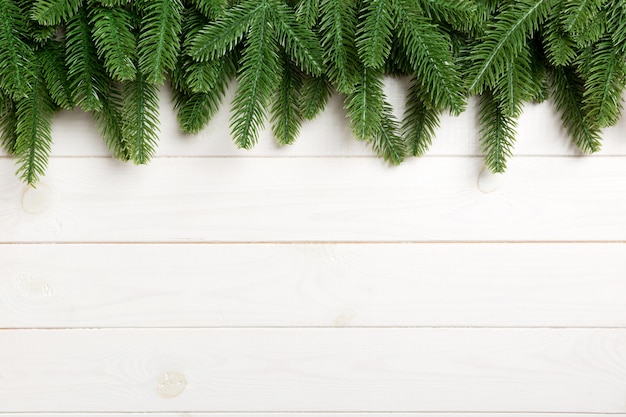 Vue de dessus du sapin sur fond en bois. Concept de Noël avec espace de copie