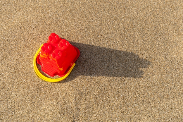 Vue de dessus du seau de château de sable sur le sable