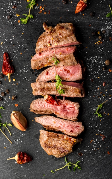 Photo vue de dessus du steak avec condiments