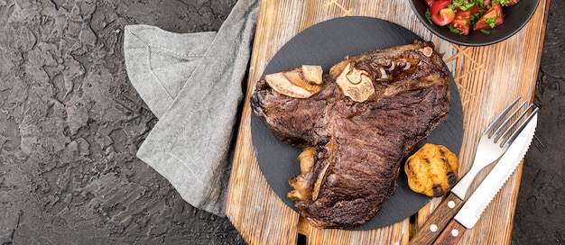 Vue de dessus du steak avec salade et couverts