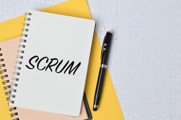 Vue de dessus du stylo et du cahier écrits avec SCRUM Image conceptuelle