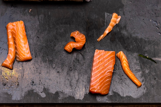 Vue de dessus du taco au saumon sur la table de découpe d'un chef de sushi professionnel