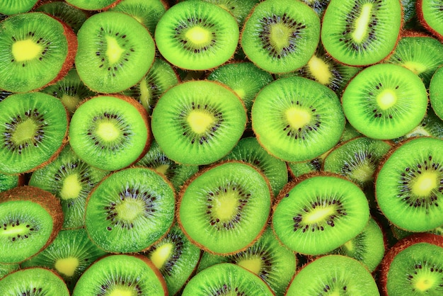 Vue de dessus du tas de kiwi en tranches comme fond texturé.