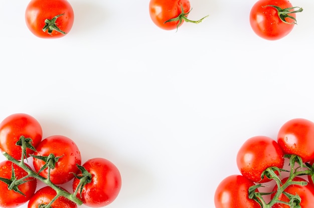 Vue de dessus du tas de tomates fraîches sur fond blanc