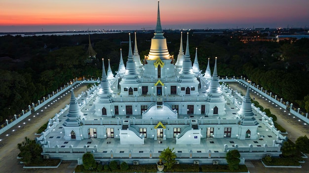 Vue de dessus du temple d'Asokaram Samut Prakan Thaïlande nuit crépusculaire Province Important vieux temple pagode blanche