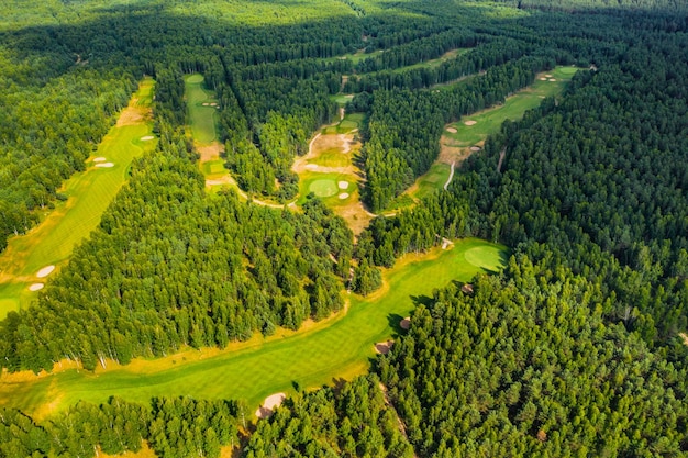 Vue de dessus du terrain de golf situé dans un boisé