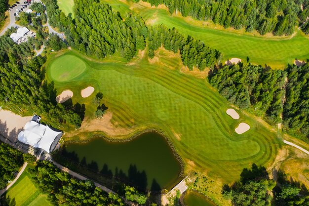 Vue de dessus du terrain de golf situé dans un boisé