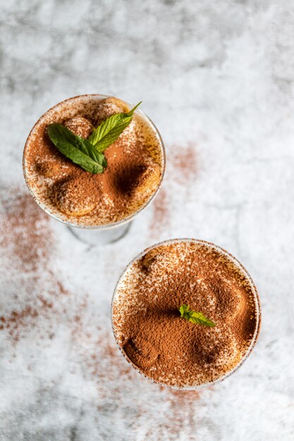 Vue de dessus du tiramisu dessert à la menthe dans un verre sur gris