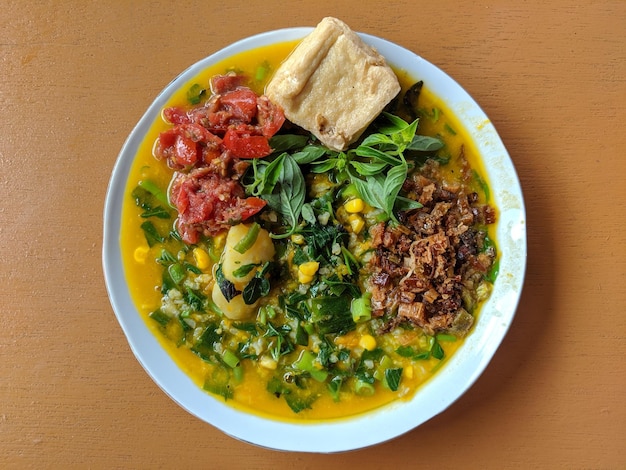 Vue de dessus du traditionnel Bubur Manado Tinutuan (bouillie de Manadonese) dans un bol