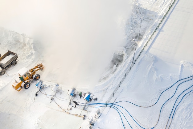 Vue de dessus du travail de quatre canons à neige pour la production de neige artificielle