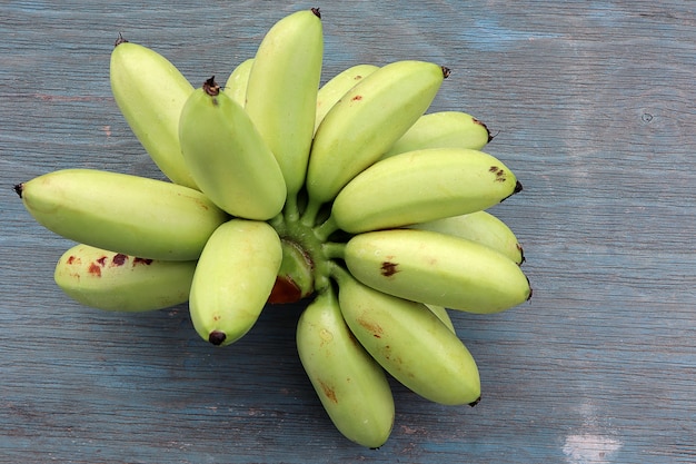 Vue de dessus du type brut de banane sur fond de table en bois bleu. Concept de fruits sains.