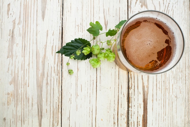 Vue de dessus du verre à bière Bière et houblon de bière sur fond en bois avec espace de copie