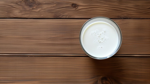 Vue de dessus du verre de lait blanc sur table en bois