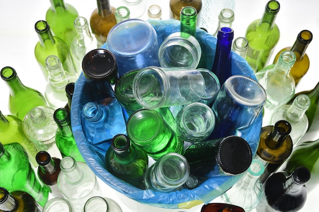 Photo vue de dessus du verre de recyclage sur blanc