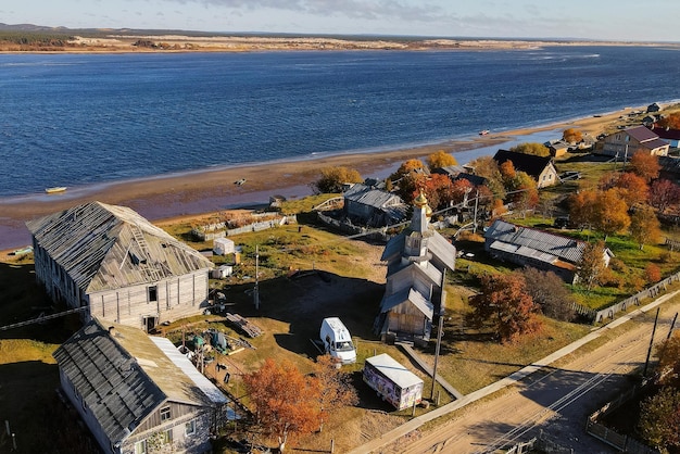 Vue de dessus du village aux maisons en bois