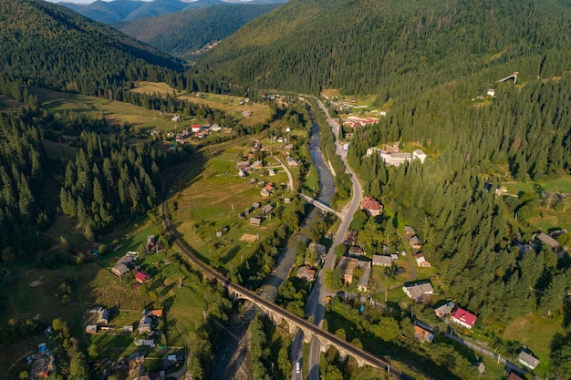 Vue de dessus du village des Carpates