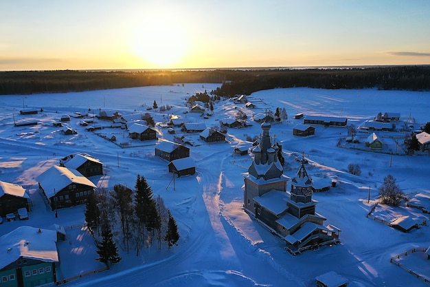 vue de dessus du village de kimzha, paysage d'hiver du district russe d'arkhangelsk du nord