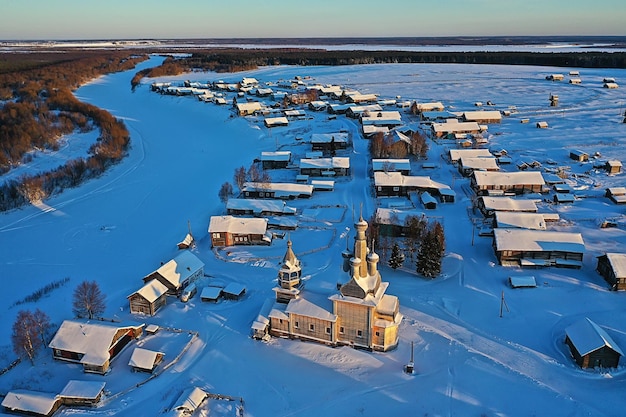 vue de dessus du village de kimzha, paysage d'hiver du district russe d'arkhangelsk du nord