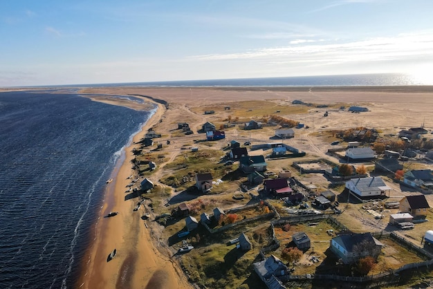 Vue de dessus du village avec maisons champs verts en arrière-plan