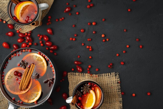 Vue de dessus du vin chaud et des épices sur fond noir