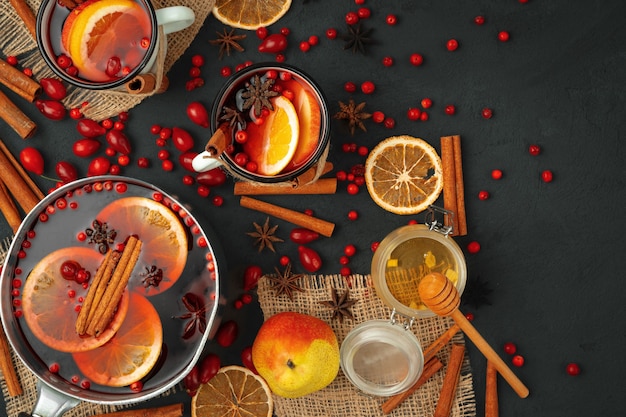 Vue de dessus du vin chaud et des épices sur fond noir