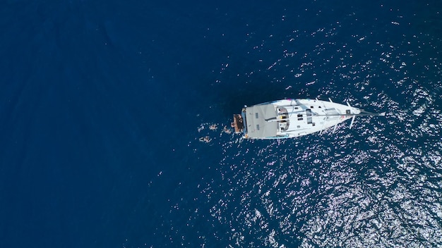 Vue de dessus du voilier dans la mer photo de haute qualité