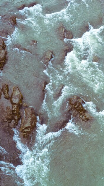 Photo vue de dessus l'eau qui coule dans la rivière de montagne