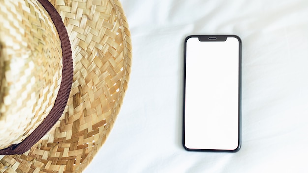 Vue De Dessus écran Vide Du Smartphone Sur La Pièce Et Le Chapeau, Pendant Les Loisirs.