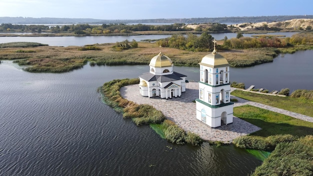 Vue de dessus de l'église restaurée sur l'île dans le village de Gusintsy