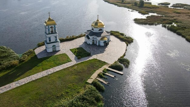 Vue de dessus de l'église restaurée sur l'île dans le village de Gusintsy