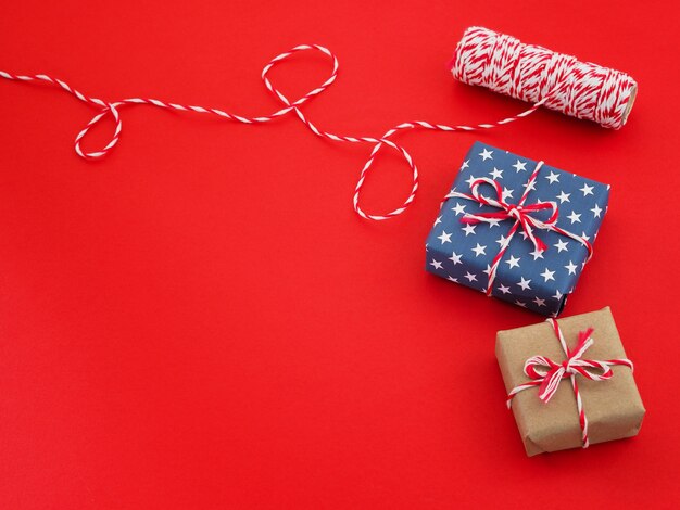 Vue de dessus de l'emballage de papier d'emballage de boîte-cadeau avec motif d'étoile et chaîne sur rouge