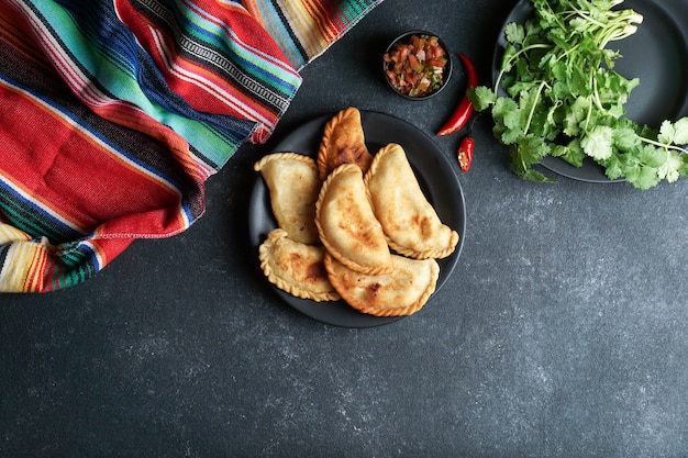 vue de dessus empanadas sur assiette