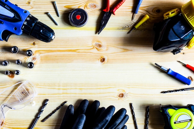 Photo vue de dessus ensemble d'outils d'artisanat en cercle.