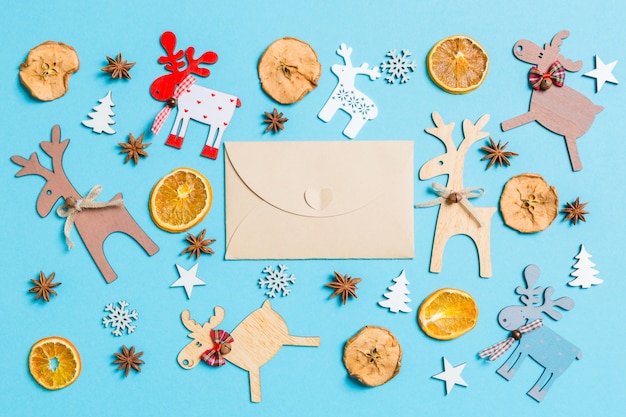 Vue de dessus de l'enveloppe de l'artisanat sur bleu faite de décorations de vacances et de jouets