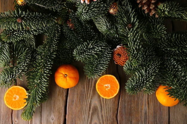 Vue de dessus de l'épinette de Noël et des mandarines