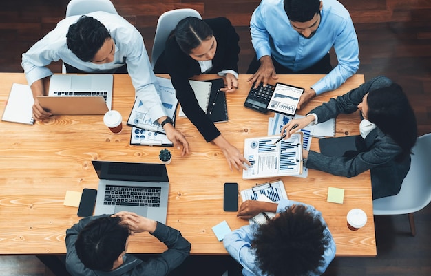 Vue de dessus L'équipe d'analystes multiraciaux utilise le tableau de bord BI pour l'analyse des données Concord