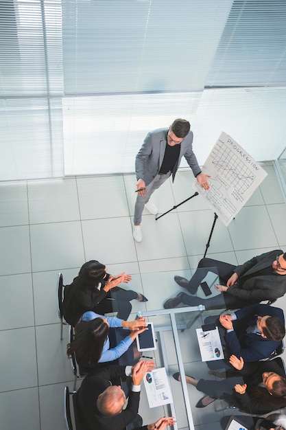 Vue de dessus. équipe commerciale applaudissant l'orateur après la présentation de l'entreprise. concept de réussite