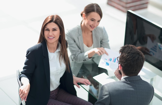 Vue de dessus L'équipe commerciale discute des documents de travail